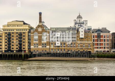 Butler's Wharf und die alte Courage Anchor Brauerei an der Themse in Bermondsey. Jetzt Luxuswohnungen. Stockfoto