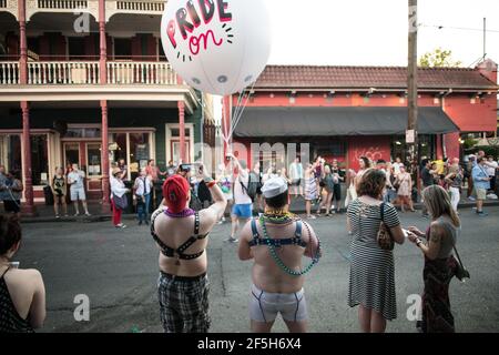 Lebhafte Kostüme und überschwängliche Demonstranten füllen die Straßen des French Quarter von New Orleans, um bei der jährlichen Pride Parade Vielfalt und Gleichheit zu feiern Stockfoto