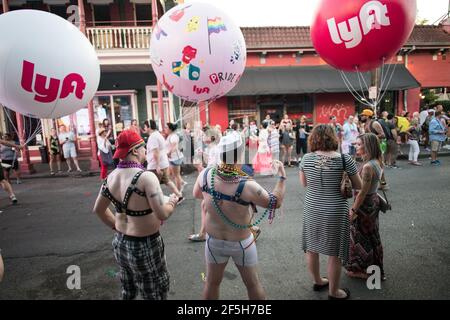 Lebhafte Kostüme und überschwängliche Demonstranten füllen die Straßen des French Quarter von New Orleans, um bei der jährlichen Pride Parade Vielfalt und Gleichheit zu feiern Stockfoto