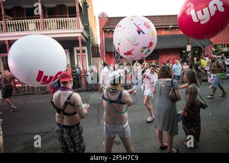 Lebhafte Kostüme und überschwängliche Demonstranten füllen die Straßen des French Quarter von New Orleans, um bei der jährlichen Pride Parade Vielfalt und Gleichheit zu feiern Stockfoto