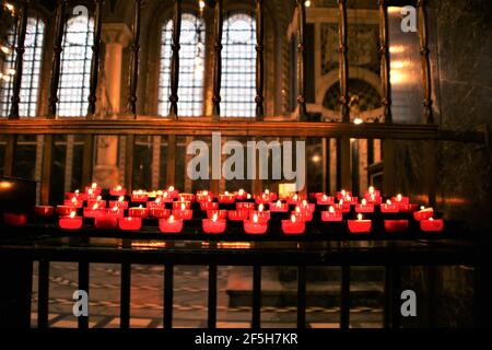 Nahaufnahme von vielen Kerzen in der Kirche Stockfoto
