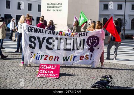 München, Bayern, Deutschland. März 2021, 26th. Demonstranten in München, Deutschland, mit Zeichen, dass Gewalt gegen Frauen Teil eines Systems ist, das sie fördert und unterstützt, etwa in den Justiz- und Strafverfolgungsbehörden. Als Reaktion auf das schockierende Dekret der Türkei vom März 20th, aus der Istanbuler Konvention zur Verhütung und Bekämpfung von Gewalt gegen Frauen und häuslicher Gewalt auszutreten, versammelten sich die Münchner am Wittelsbacherplatz, um zu protestieren und die Bedeutung der Konvention zu beleuchten. Die Konvention wurde 2012 unterzeichnet und behandelt häusliche Gewalt gegen Frauen, Psych Stockfoto