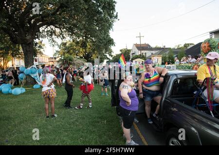 Lebhafte Kostüme und überschwängliche Demonstranten füllen die Straßen des French Quarter von New Orleans, um bei der jährlichen Pride Parade Vielfalt und Gleichheit zu feiern Stockfoto