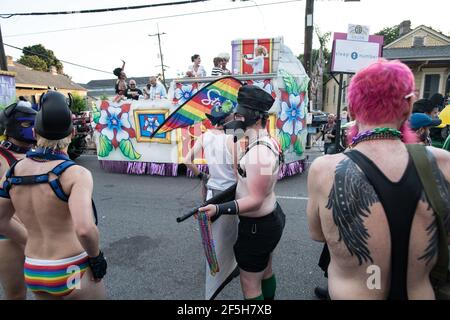 Lebhafte Kostüme und überschwängliche Demonstranten füllen die Straßen des French Quarter von New Orleans, um bei der jährlichen Pride Parade Vielfalt und Gleichheit zu feiern Stockfoto