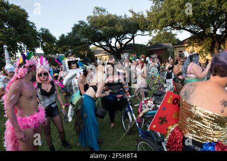 Lebhafte Kostüme und überschwängliche Demonstranten füllen die Straßen des French Quarter von New Orleans, um bei der jährlichen Pride Parade Vielfalt und Gleichheit zu feiern Stockfoto