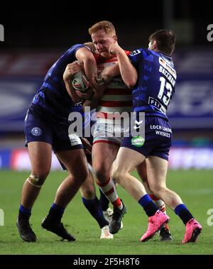 Leigh Centurions' Jordan Thompson (Mitte) wurde während der Betfred Super League im Emerald Headingley Stadium, Leeds von Oliver Partington (links) und John Bateman (rechts) von Wigan Warriors angegangen. Bilddatum: Freitag, 26. März 2021. Stockfoto