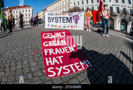 München, Bayern, Deutschland. März 2021, 26th. Demonstranten in München, Deutschland, mit Zeichen, dass Gewalt gegen Frauen Teil eines Systems ist, das sie fördert und unterstützt, etwa in den Justiz- und Strafverfolgungsbehörden. Als Reaktion auf das schockierende Dekret der Türkei vom März 20th, aus der Istanbuler Konvention zur Verhütung und Bekämpfung von Gewalt gegen Frauen und häuslicher Gewalt auszutreten, versammelten sich die Münchner am Wittelsbacherplatz, um zu protestieren und die Bedeutung der Konvention zu beleuchten. Die Konvention wurde 2012 unterzeichnet und behandelt häusliche Gewalt gegen Frauen, Psych Stockfoto