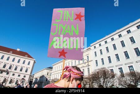 München, Bayern, Deutschland. März 2021, 26th. "Jin Jayan Azadi" (Frauen, Leben, Freiheit) bei einer Demonstration gegen den Austritt der Türkei aus der Istanbuler Konvention gesehen. Der Satz wird mit den weiblichen Kämpfern von Rojava verbunden, die aufgrund der Politik der Trump-Regierung gefallen sind. Als Reaktion auf das schockierende Dekret der Türkei vom März 20th, aus der Istanbuler Konvention zur Verhütung und Bekämpfung von Gewalt gegen Frauen und häuslicher Gewalt auszutreten, versammelten sich die Münchner am Wittelsbacherplatz, um zu protestieren und die Bedeutung der Konvention zu beleuchten. Die Konvention wurde unterzeichnet Stockfoto