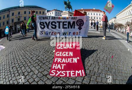 München, Bayern, Deutschland. März 2021, 26th. Demonstranten in München, Deutschland, mit Zeichen, dass Gewalt gegen Frauen Teil eines Systems ist, das sie fördert und unterstützt, etwa in den Justiz- und Strafverfolgungsbehörden. Als Reaktion auf das schockierende Dekret der Türkei vom März 20th, aus der Istanbuler Konvention zur Verhütung und Bekämpfung von Gewalt gegen Frauen und häuslicher Gewalt auszutreten, versammelten sich die Münchner am Wittelsbacherplatz, um zu protestieren und die Bedeutung der Konvention zu beleuchten. Die Konvention wurde 2012 unterzeichnet und behandelt häusliche Gewalt gegen Frauen, Psych Stockfoto