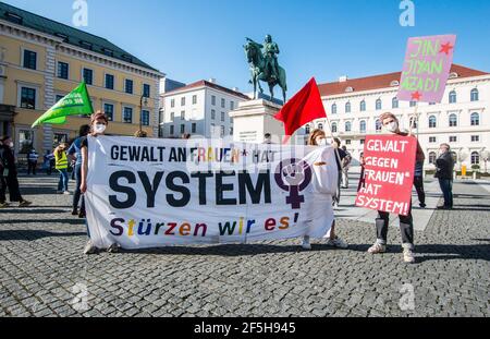 München, Bayern, Deutschland. März 2021, 26th. Demonstranten in München, Deutschland, mit Zeichen, dass Gewalt gegen Frauen Teil eines Systems ist, das sie fördert und unterstützt, etwa in den Justiz- und Strafverfolgungsbehörden. Als Reaktion auf das schockierende Dekret der Türkei vom März 20th, aus der Istanbuler Konvention zur Verhütung und Bekämpfung von Gewalt gegen Frauen und häuslicher Gewalt auszutreten, versammelten sich die Münchner am Wittelsbacherplatz, um zu protestieren und die Bedeutung der Konvention zu beleuchten. Die Konvention wurde 2012 unterzeichnet und behandelt häusliche Gewalt gegen Frauen, Psych Stockfoto