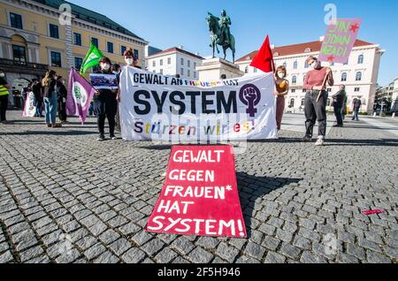 München, Bayern, Deutschland. März 2021, 26th. Demonstranten in München, Deutschland, mit Zeichen, dass Gewalt gegen Frauen Teil eines Systems ist, das sie fördert und unterstützt, etwa in den Justiz- und Strafverfolgungsbehörden. Als Reaktion auf das schockierende Dekret der Türkei vom März 20th, aus der Istanbuler Konvention zur Verhütung und Bekämpfung von Gewalt gegen Frauen und häuslicher Gewalt auszutreten, versammelten sich die Münchner am Wittelsbacherplatz, um zu protestieren und die Bedeutung der Konvention zu beleuchten. Die Konvention wurde 2012 unterzeichnet und behandelt häusliche Gewalt gegen Frauen, Psych Stockfoto