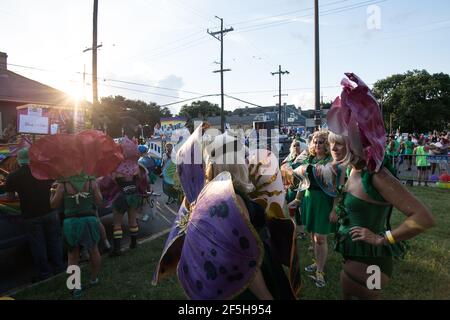 Lebhafte Kostüme und überschwängliche Demonstranten füllen die Straßen des French Quarter von New Orleans, um bei der jährlichen Pride Parade Vielfalt und Gleichheit zu feiern Stockfoto