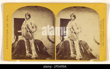 Shee-zah-nan-tan, Jicarilla Apache mutig in charakteristischen Kostüm, Nord-New Mexico.. Timothy H. O'Sullivan (Amerikaner, um 1840 - 1882) Stockfoto