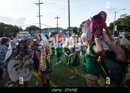 Lebhafte Kostüme und überschwängliche Demonstranten füllen die Straßen des French Quarter von New Orleans, um bei der jährlichen Pride Parade Vielfalt und Gleichheit zu feiern Stockfoto