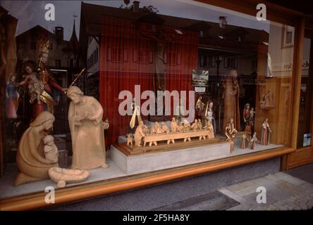 Oberammergau, Deutschland. 9/12-14/2000. Seit 1633 stellen die Oberammergauer Dorfbewohner alle 10 Jahre außer während der Kriege und Pandemie 2020 die PASSIONSSPIELE vor. Oberammergau ist weltweit bekannt für ausnahmsweise Holzschnitzereien. Stockfoto