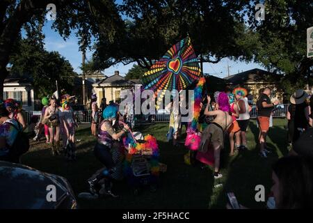 Lebhafte Kostüme und überschwängliche Demonstranten füllen die Straßen des French Quarter von New Orleans, um bei der jährlichen Pride Parade Vielfalt und Gleichheit zu feiern Stockfoto