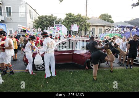 Lebhafte Kostüme und überschwängliche Demonstranten füllen die Straßen des French Quarter von New Orleans, um bei der jährlichen Pride Parade Vielfalt und Gleichheit zu feiern Stockfoto