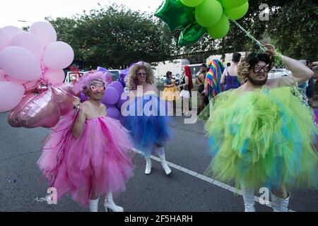 Lebhafte Kostüme und überschwängliche Demonstranten füllen die Straßen des French Quarter von New Orleans, um bei der jährlichen Pride Parade Vielfalt und Gleichheit zu feiern Stockfoto