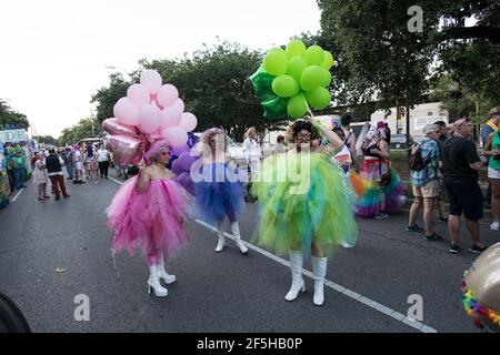 Lebhafte Kostüme und überschwängliche Demonstranten füllen die Straßen des French Quarter von New Orleans, um bei der jährlichen Pride Parade Vielfalt und Gleichheit zu feiern Stockfoto