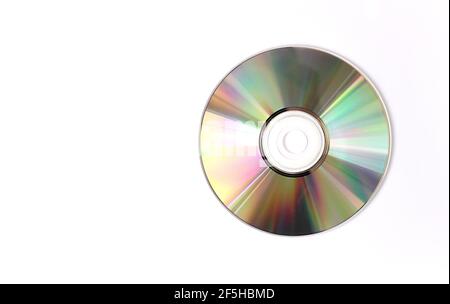 Compact-Disk auf weißem Hintergrund. CD- und DVD-Hintergrundkonzept. Stockfoto