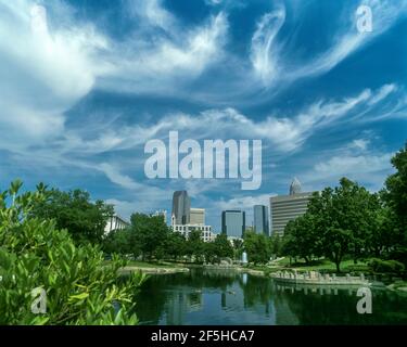 2003 HISTORISCHE DOWNTOWN SKYLINE AM MARSHALL PARK LAKE DOWNTOWN CHARLOTTE MACKLENBURG COUNTY NORTH CAROLINA USA Stockfoto