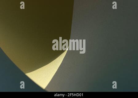 Makrobild von grünem, blauem und gelbem Papier mit Schatteneffekt und selektivem Fokus. Abstrakter geometrischer Hintergrund. Speicherplatz kopieren. Stockfoto