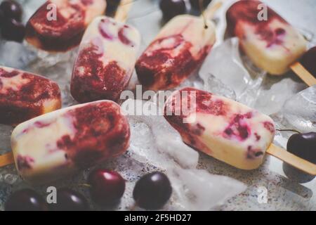 Köstliche, hausgemachte Fruchtknöchel aus Kirschen und Sahne. Stockfoto