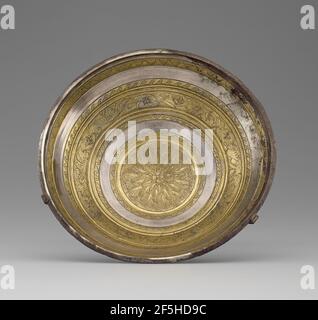 Schale mit Schuppenmedaillon und Ranke Frieze. Unbekannt Stockfoto