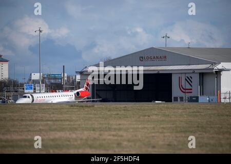 Glasgow, Schottland, Großbritannien. März 2021, 26th. IM BILD: Loganair Embraer 145 Flugzeuge außerhalb der in Glasgow ansässigen OPS mit dem Loganair Hangar im Hintergrund. Das Unternehmen hält seine Flugzeuge regelmäßig instand und fliegt während der Pandemie. Quelle: Colin Fisher/Alamy Live News Stockfoto