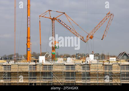 Mobile Turmdrehkrane heben auf der niederländischen Baustelle Wohngebäude Stockfoto