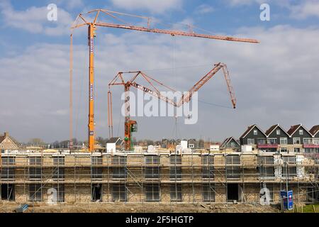 Mobile Turmdrehkrane heben auf der niederländischen Baustelle Wohngebäude Stockfoto