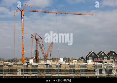 Mobile Turmdrehkrane heben auf der niederländischen Baustelle Wohngebäude Stockfoto