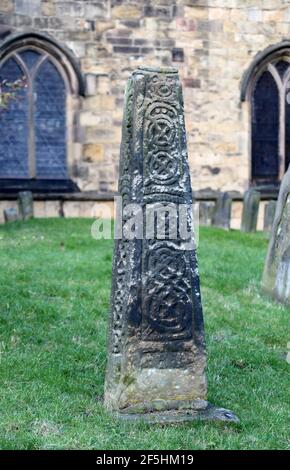 Steinkreuz an der Allerheiligen-Kirche in Bakewell Stockfoto