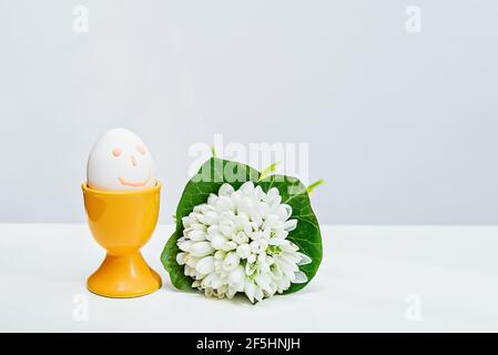 Glückliches Ei mit Blumen von Schneeglöpfen, osterkonzept Stockfoto