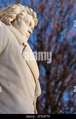 Vertikaler Blick auf die Steinfigur des musikalischen Genies, Komponisten und Pianisten Ludwig van Beethoven, in einem Monument aus dem Jahr 1898 Stockfoto