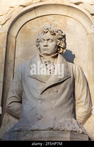 Steinskulpturenfigur des musikalischen Genies, Komponisten und Pianisten Ludwig van Beethoven, in einem Monument von 1898. Vertikale Nahaufnahme bei warmem Nachmittagslicht Stockfoto