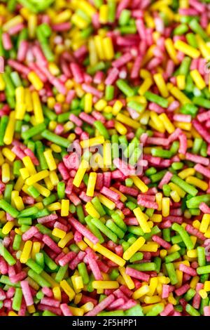 Vollformat-Makro-Draufsicht auf Rainbow Sprinkle-Backwaren, Dekoration für Kuchen, Kekse, Donuts, Eis, Kuchen und andere Desserts Stockfoto