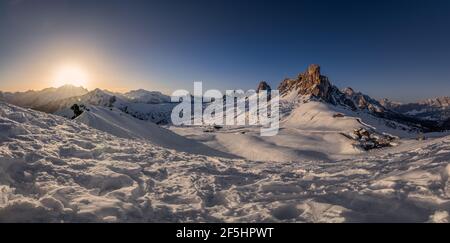 Panoramafoto eines Sonnenuntergangs im Giau-Pass, einem Pass in den Dolomiten, in der Nähe von Cortina D'Ampezzo, Italien Stockfoto