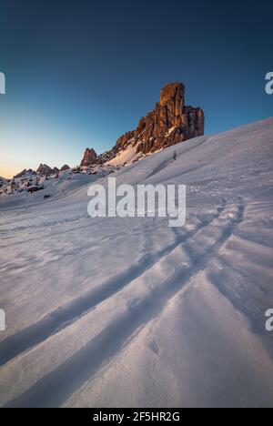 Panoramafoto eines Sonnenuntergangs im Giau-Pass, einem Pass in den Dolomiten, in der Nähe von Cortina D'Ampezzo, Italien Stockfoto