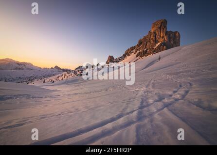 Panoramafoto eines Sonnenuntergangs im Giau-Pass, einem Pass in den Dolomiten, in der Nähe von Cortina D'Ampezzo, Italien Stockfoto