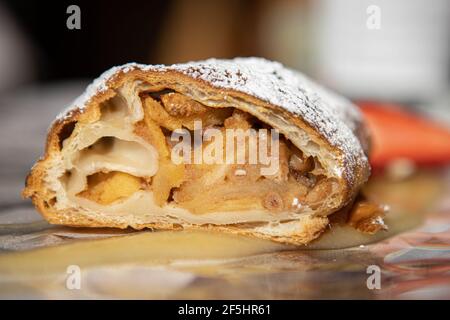 Ein Bild von einem Stück Strudel, typische Bergkuchen mit Äpfeln in Cortina D'Ampezzo, Italien Stockfoto