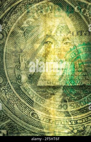 Die makroökonomische Doppelbelichtung der Vorder- und Rückseiten um einen Dollar Bill mit Porträt von Präsident George Washington und Eye of Vorsehung Stockfoto