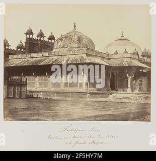 Futtehpour-Sicri, Tombeau en marbre Blanc dans la Cour de la Grande Mosquée. Baron Alexis de La Grange (Französisch, 1825 - 1917) Stockfoto