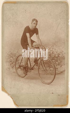 Männlicher Rennfahrer auf dem Fahrrad. Fred Pfaff (amerikanisch, aktiv Erie, Pennsylvania 1870s - 1890s) Stockfoto