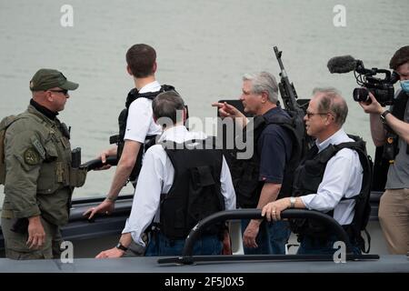 Granejo, Usa . März 2021, 26th. Senator John HOEVEN, R- North Dakota, zeigt als Delegation von achtzehn US-Senatoren Tour den Rio Grande River südlich von Mission in vier Texas Dept. Of Public Safety Gunboats am Ende einer Wirbelwind-Tour durch Süd-Texas. Die Senatoren sahen ein überfülltes Arbeitszentrum für Migranten in Donna und eine Leiche, die im Fluss nördlich des Anzalduas Parks schwebte. Kredit: Bob Daemmrich/Alamy Live Nachrichten Stockfoto