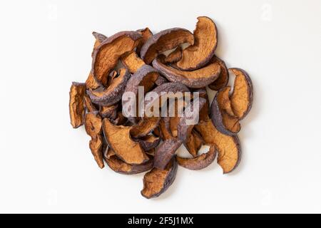 Hausgemachte sonnengetrocknete Bio-Apfelscheiben auf weißem Hintergrund, knusprige Apfelchips. Flach liegend. Stockfoto