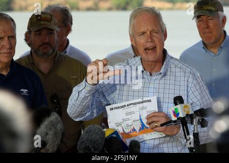 Granjeno, Texas, USA, 26th. März 2021. Sen. RON JOHNSON aus Wisconsin spricht zu den Medien, nachdem 18 republikanische US-Senatoren auf dem Rio Grande River südlich von Mission in vier Texas Dept. Of Public Safety Gunboats am Ende einer Wirbelwind-Tour durch Südtexas ritten. Die Senatoren sahen ein überfülltes Arbeitszentrum für Migranten in Donna und eine Leiche, die im Fluss nördlich des Anzalduas Parks schwebte. Kredit: Bob Daemmrich/Alamy Live Nachrichten Stockfoto