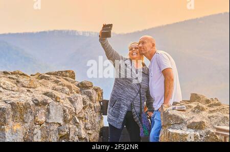 Lächelndes Ehepaar beim Selfie im Schloss Visegrad, Ungarn Stockfoto