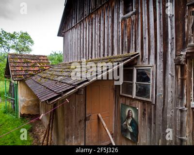 Außenansicht einer Holzscheune, die an ein ehemaliges Gasthaus in Yspertal, Niederösterreich, angeschlossen ist Stockfoto