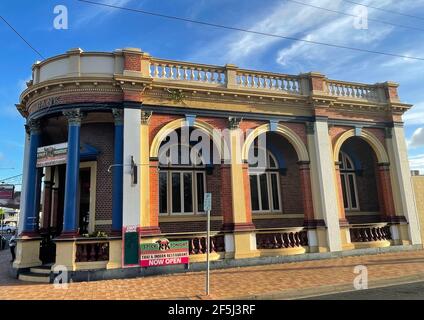 Blick auf das Gebäude der Old Union Bank of Australia, das 1910 in einem einzigartigen architektonischen Stil mit korinthischen Säulen, Bögen und Geländern in Bunda erbaut wurde Stockfoto